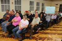 Audiência pública sobre serviços de água e esgoto lota plenário