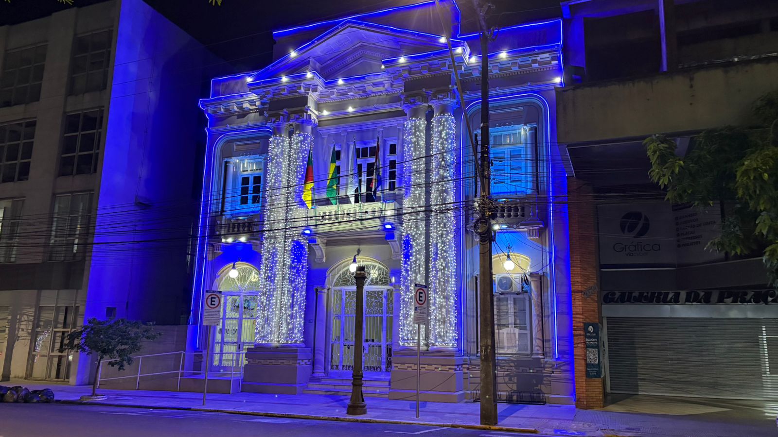 Câmara acende iluminação natalina