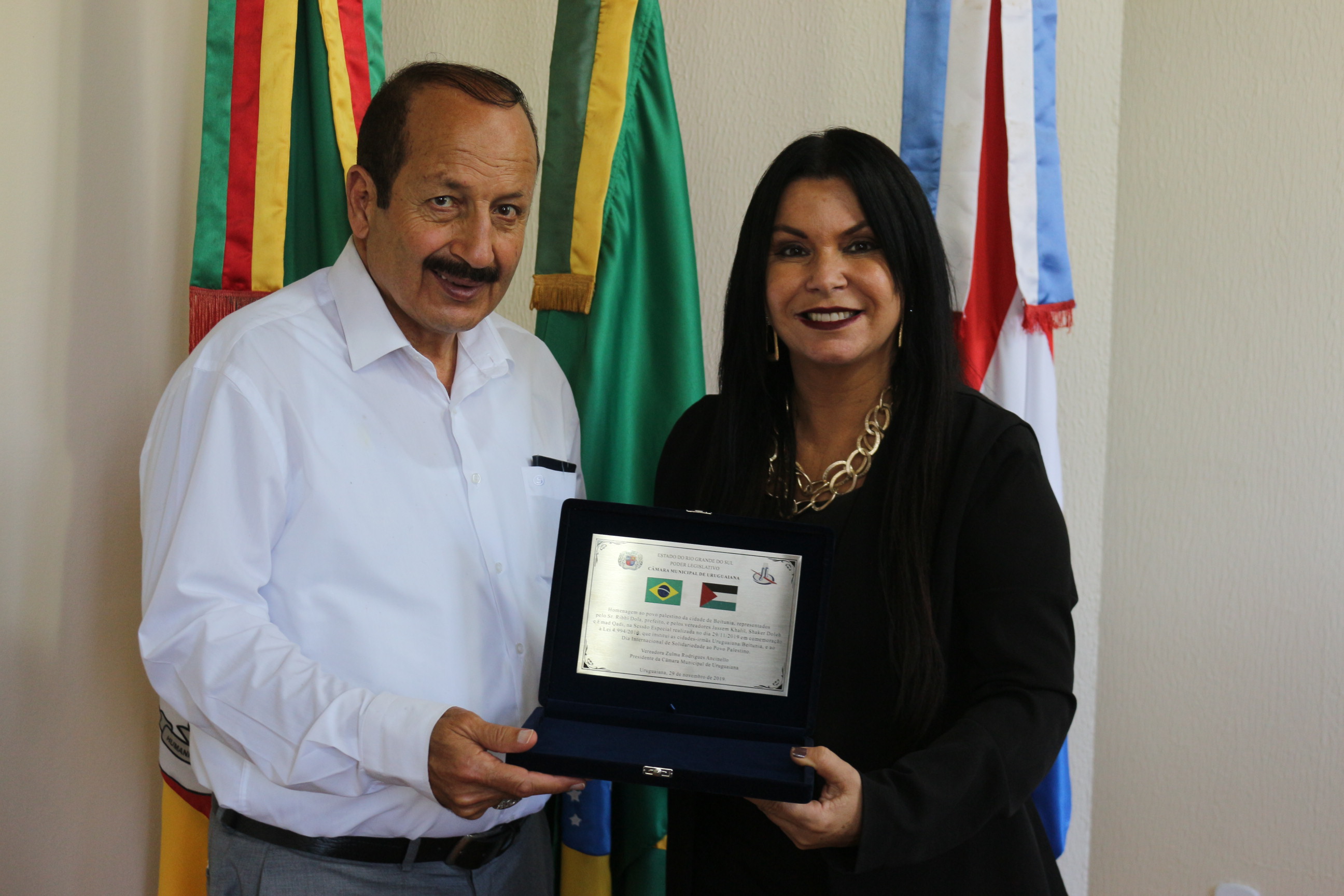 Legislativo entrega placa em homenagem ao povo palestino 