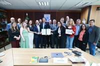 Legislativo presente no ato de assinatura do acordo para construção do HU-Unipampa