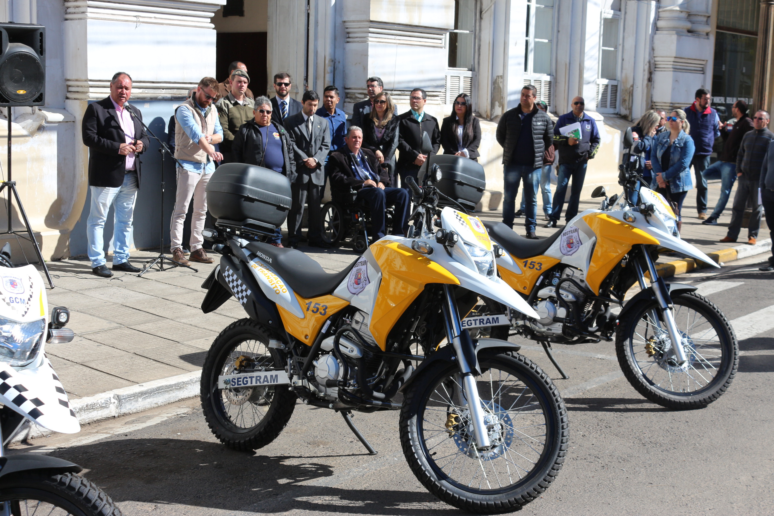 Câmara presente na entrega de motos à Segtram