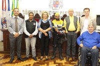 Ciclista utiliza espaço da tribuna