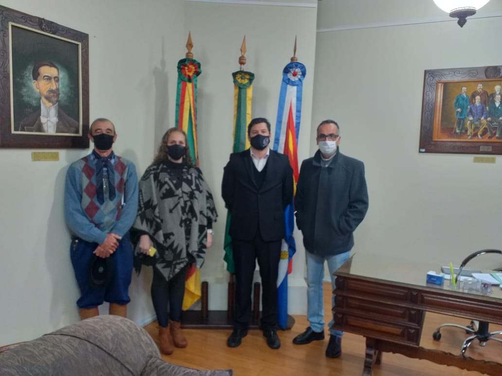 Comissão da Semana Farroupilha é recebida na Câmara 