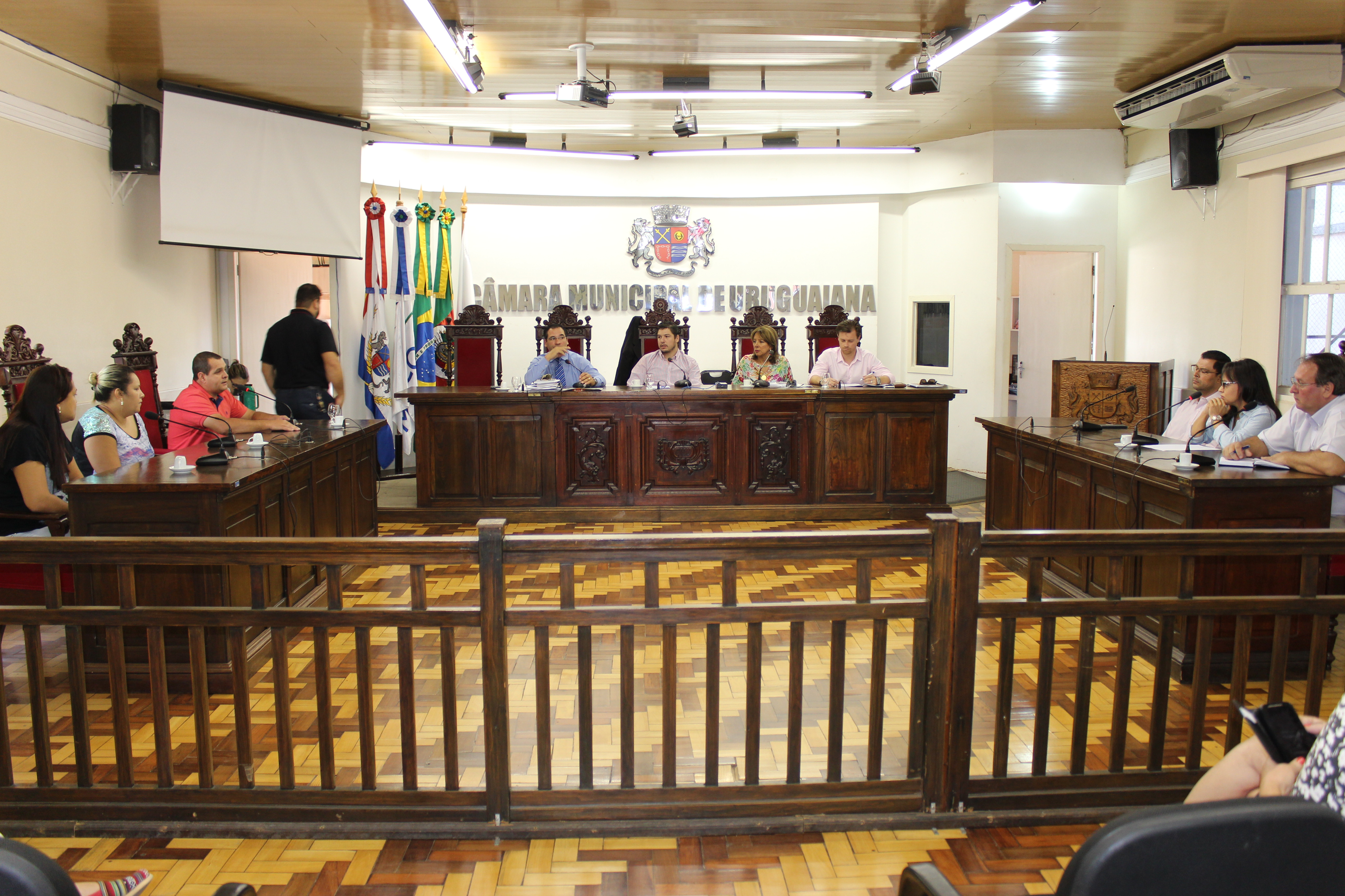 Comissão debate dificuldade de alunos de instituição de ensino superior encerrada