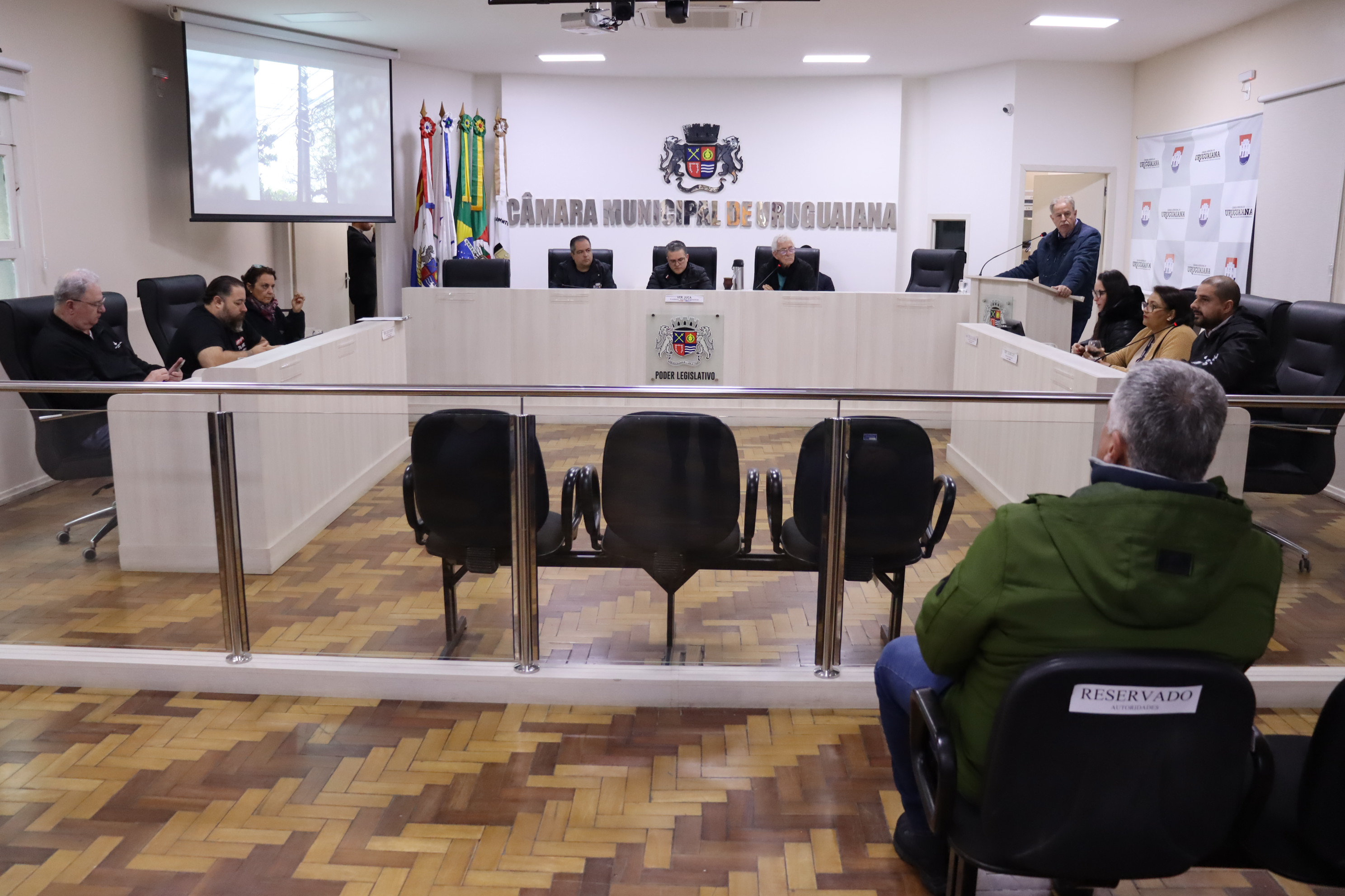 Comissão promove debate sobre fios soltos em postes