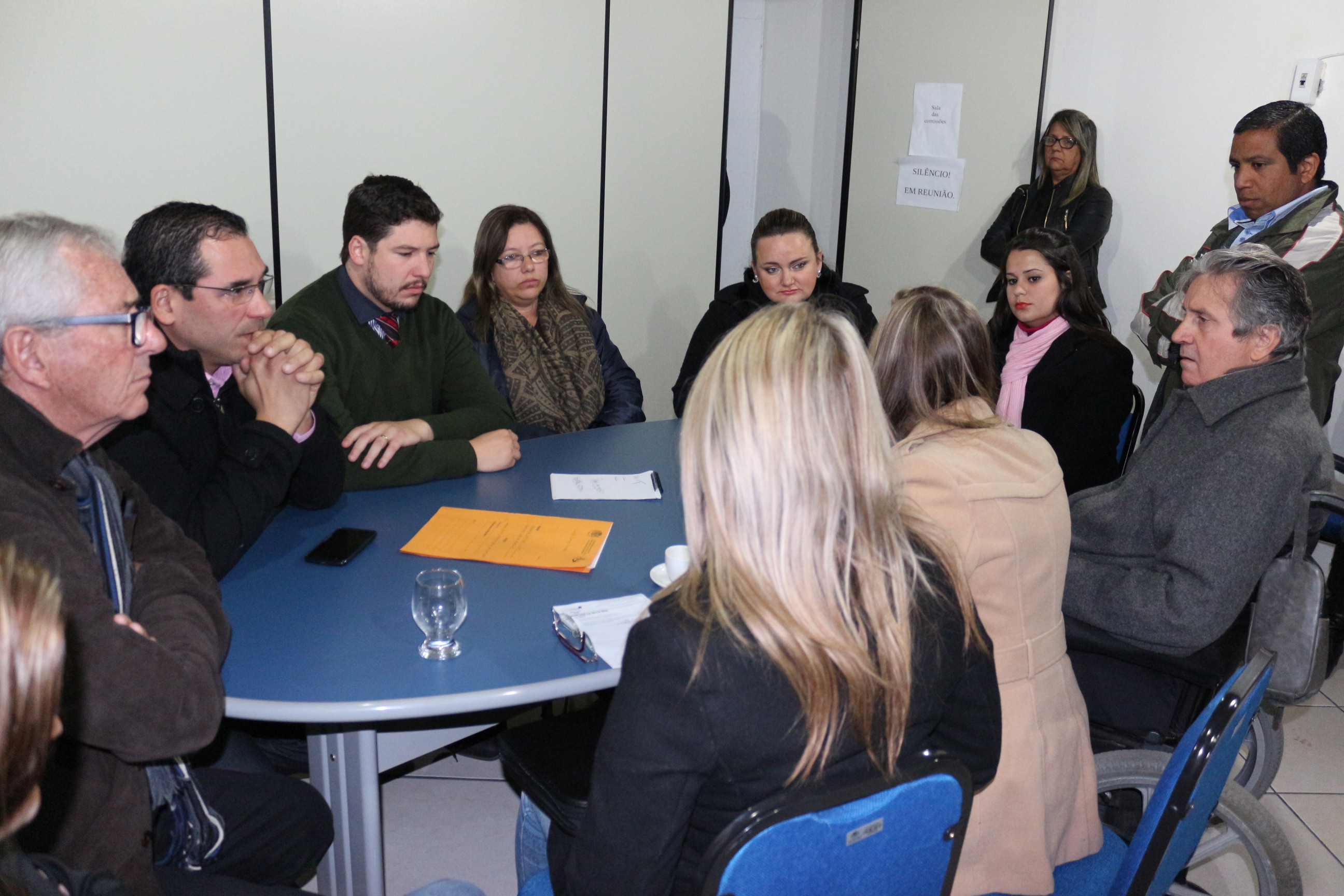 Comissão reúne envolvidos em denúncia sobre mau atendimento no Executivo