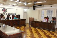 Comissão trata sobre assuntos pendentes com secretária de saúde