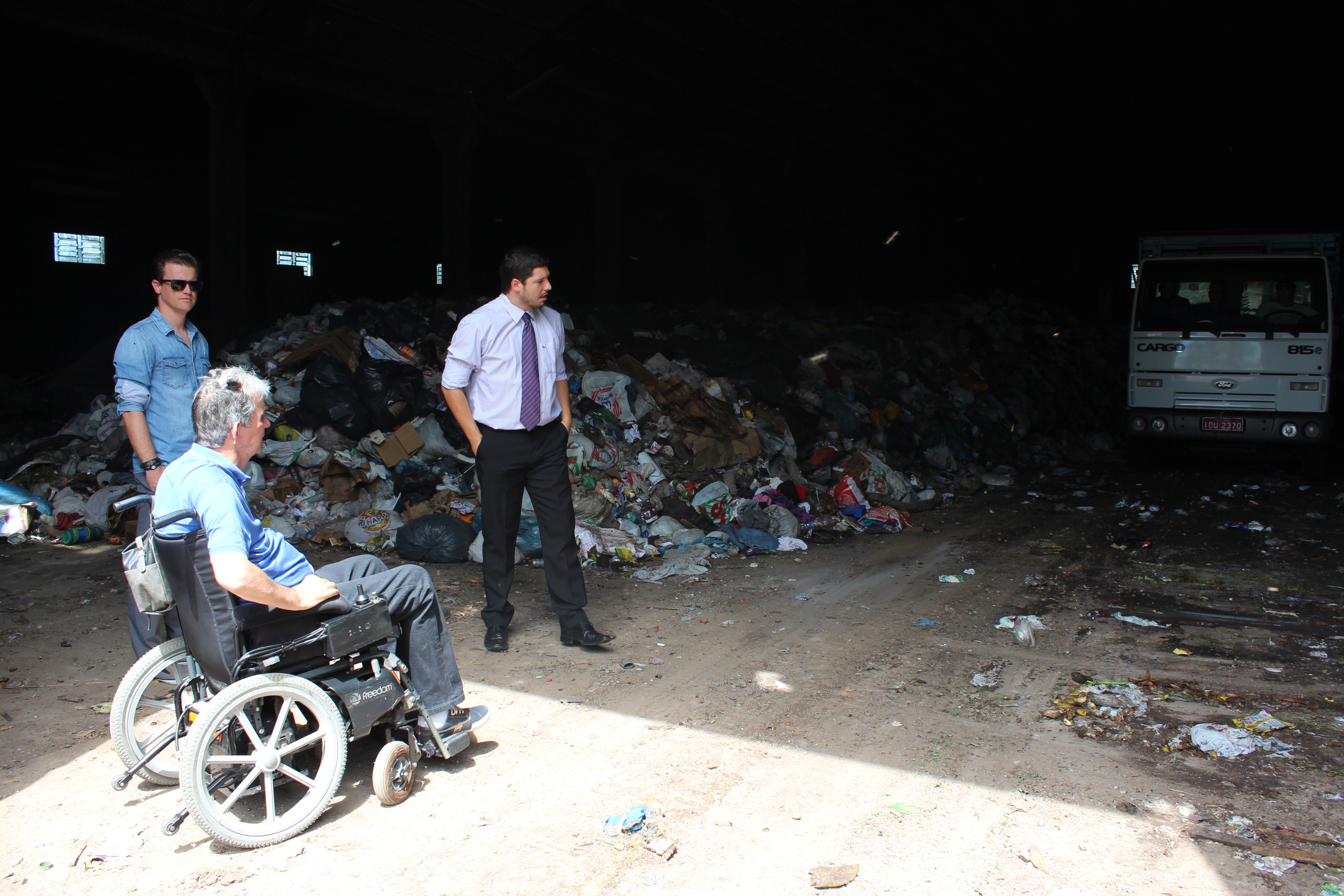 Comissão verifica insalubridade de aterro