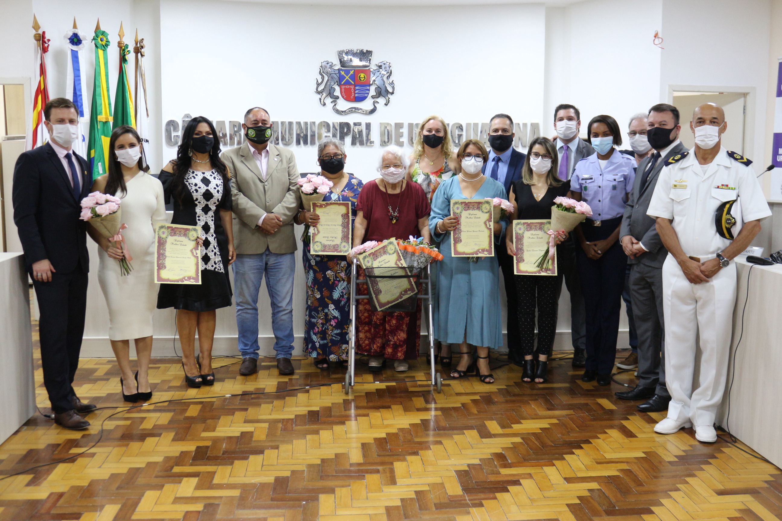 Dia da mulher com homenagem e reflexão 