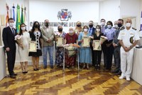 Dia da mulher com homenagem e reflexão 