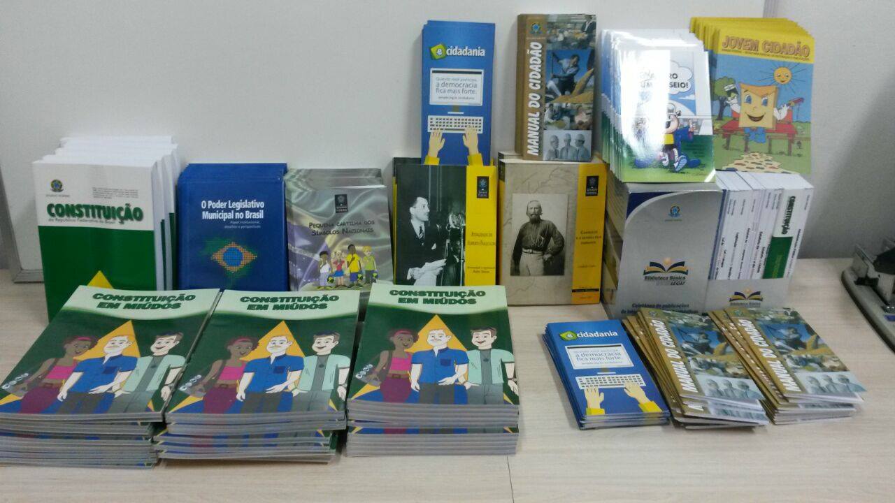 Escola do Legislativo de Uruguaiana inicia formação de acervo
