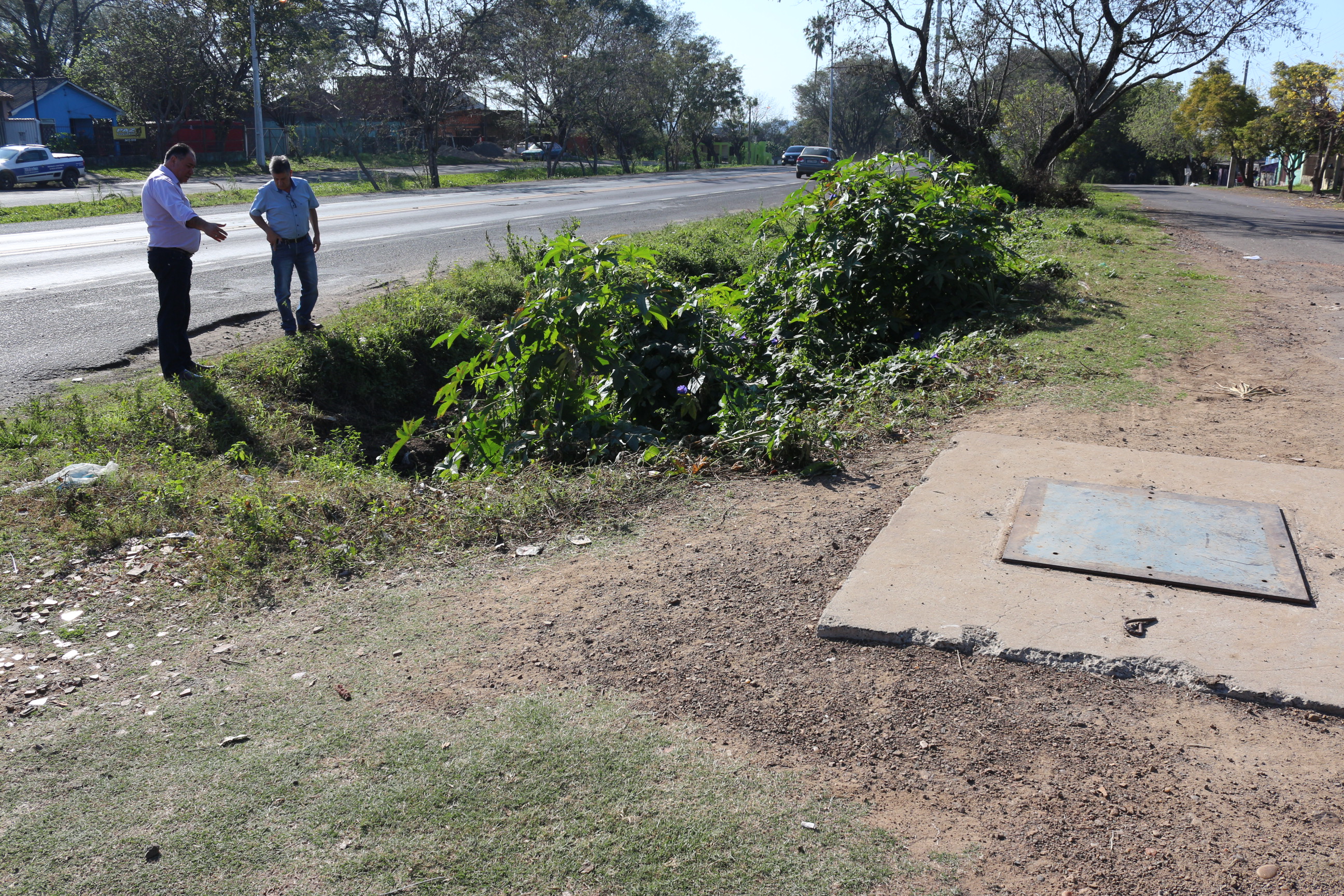 Comissão averígua esgoto a céu aberto em diversos locais