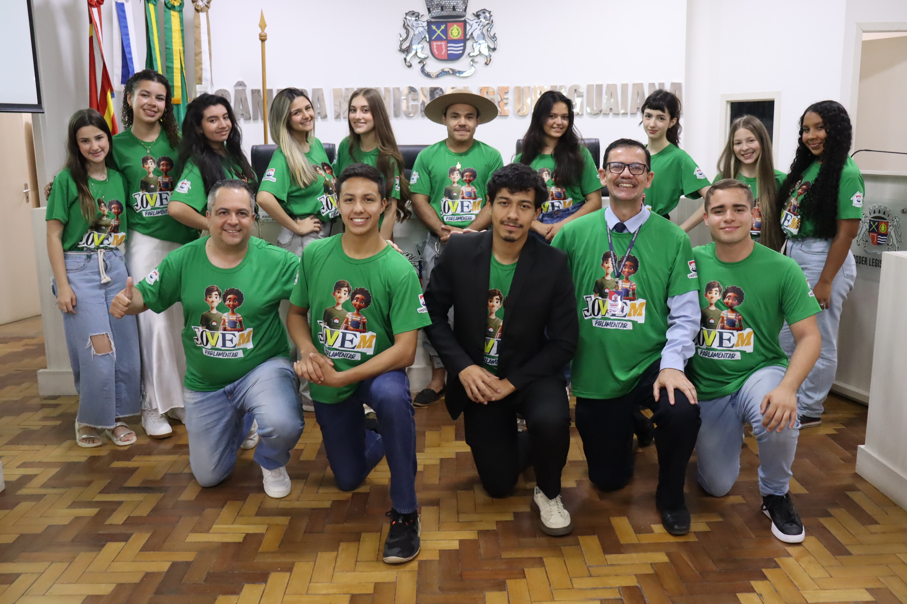 Jovens Parlamentares vivenciam o processo legislativo em reunião plenária