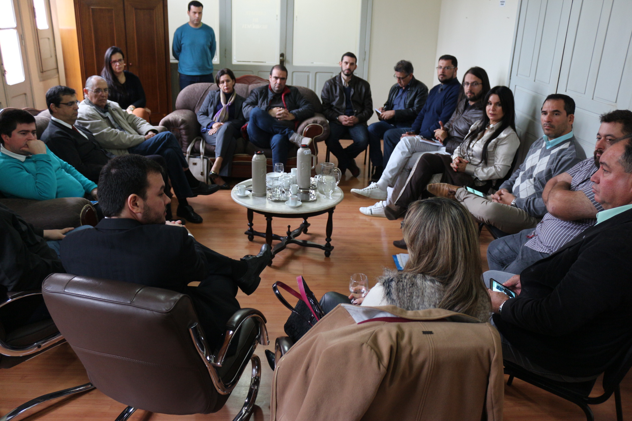 Legislativo, Executivo e Santa Casa reunidos sobre serviços do SUS