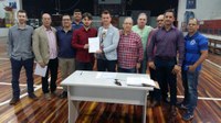 Legislativo participa de ação para reforma do ginásio municipal