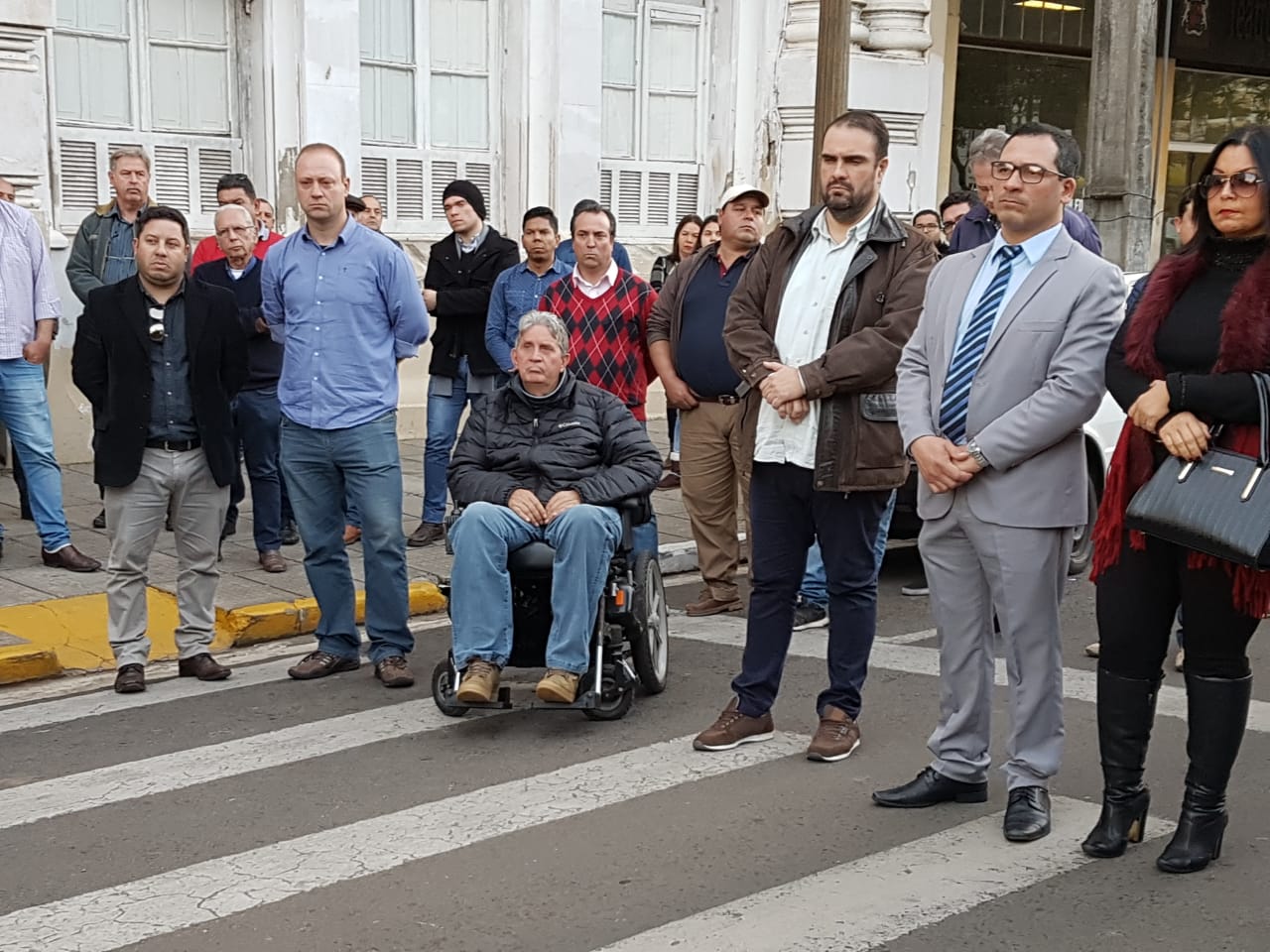 Legislativo presente na entrega de maquinário