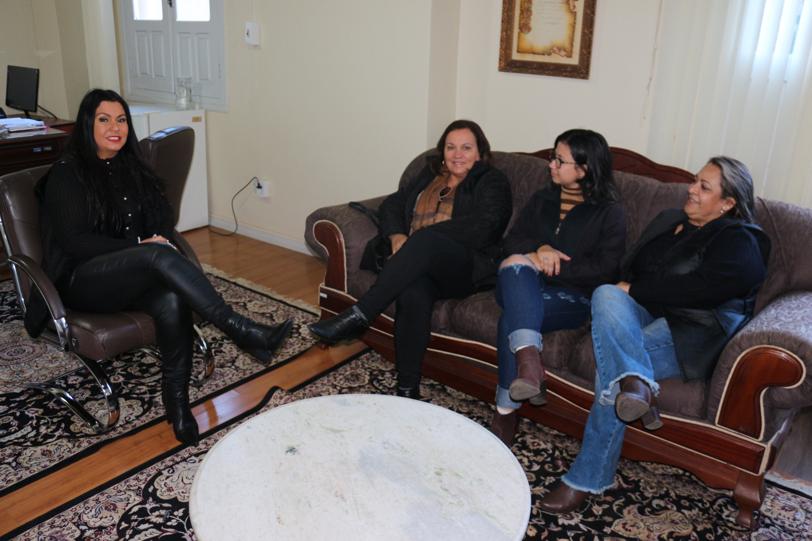 Legislativo recebe “Vozes que cantam e encantam”