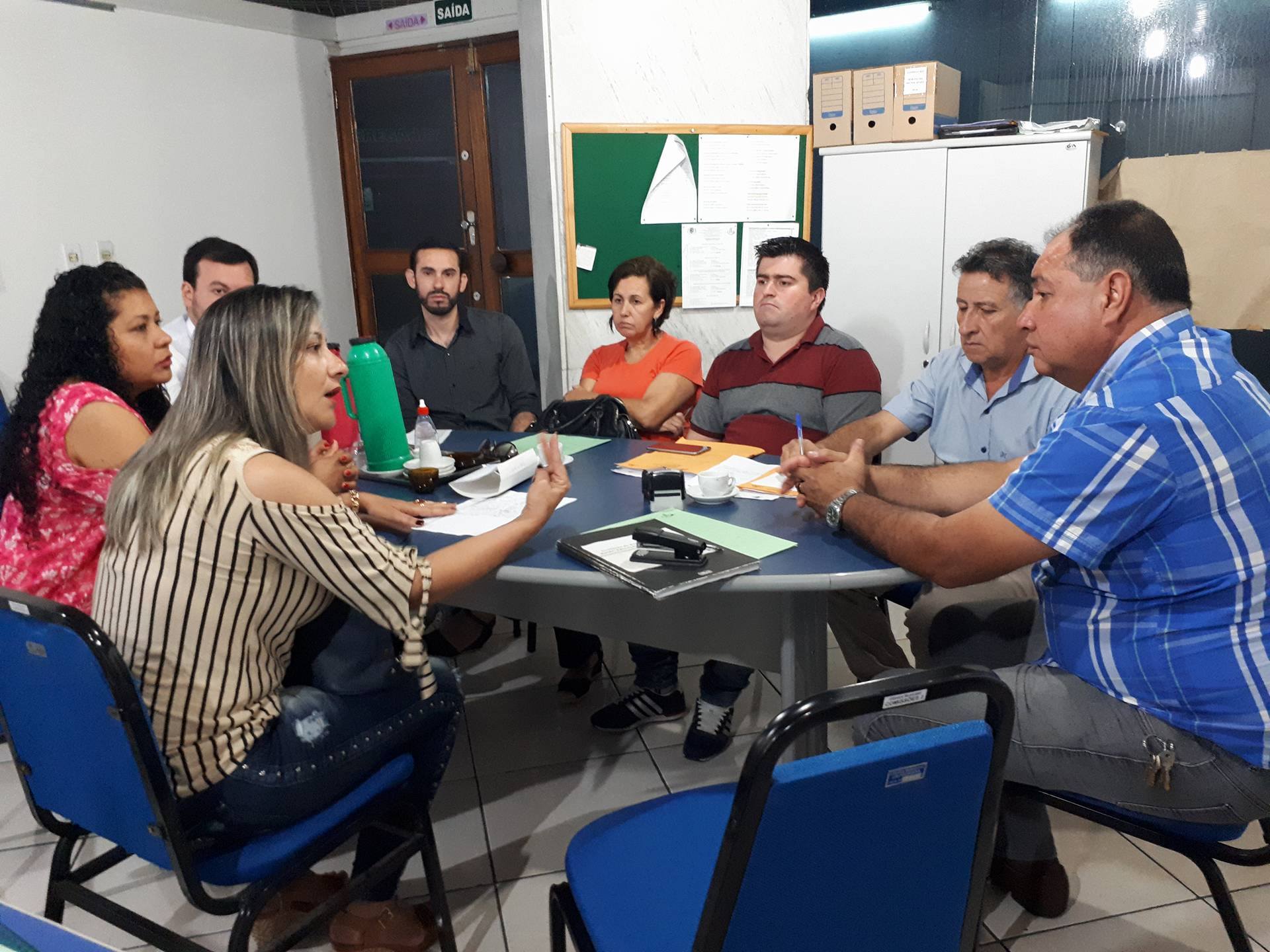 Mães da Escola DH apresentam preocupação à Comissão de Serviços