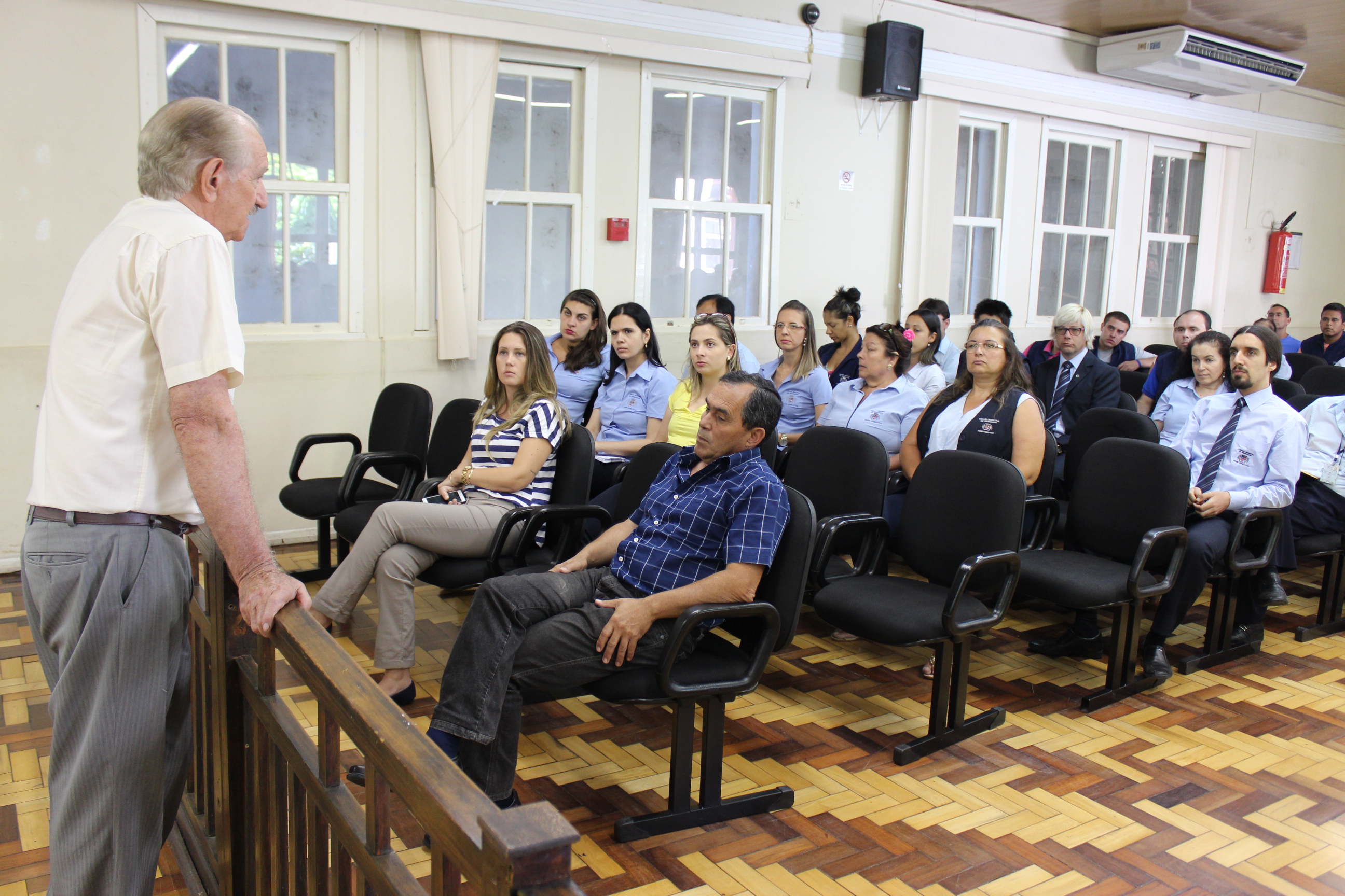 Novo presidente reúne servidores por trabalho colaborativo