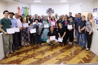 Participantes da 1ª Califórnia Estudantil recebem congratulações 