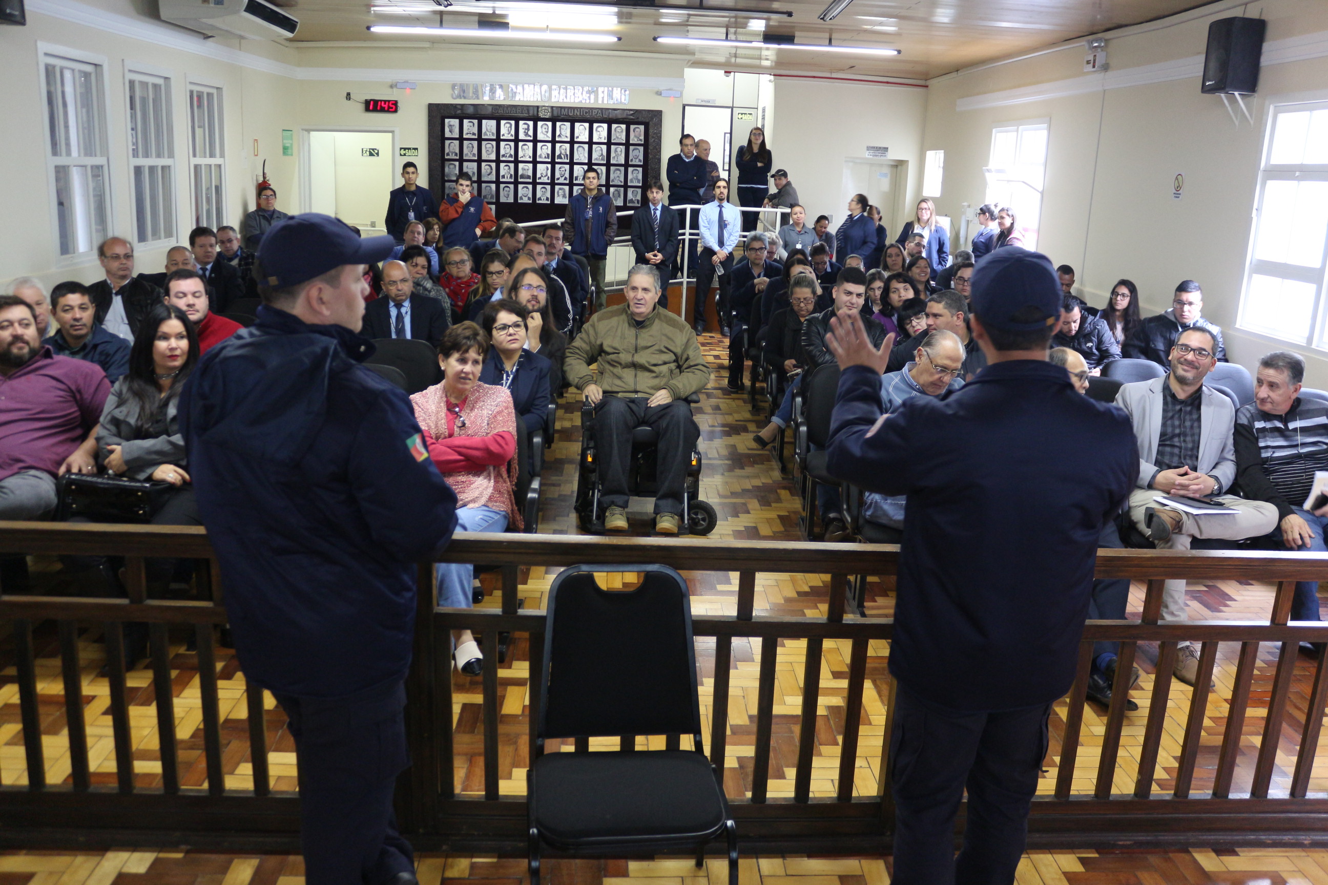 Servidores recebem instruções de segurança em caso de incêndio