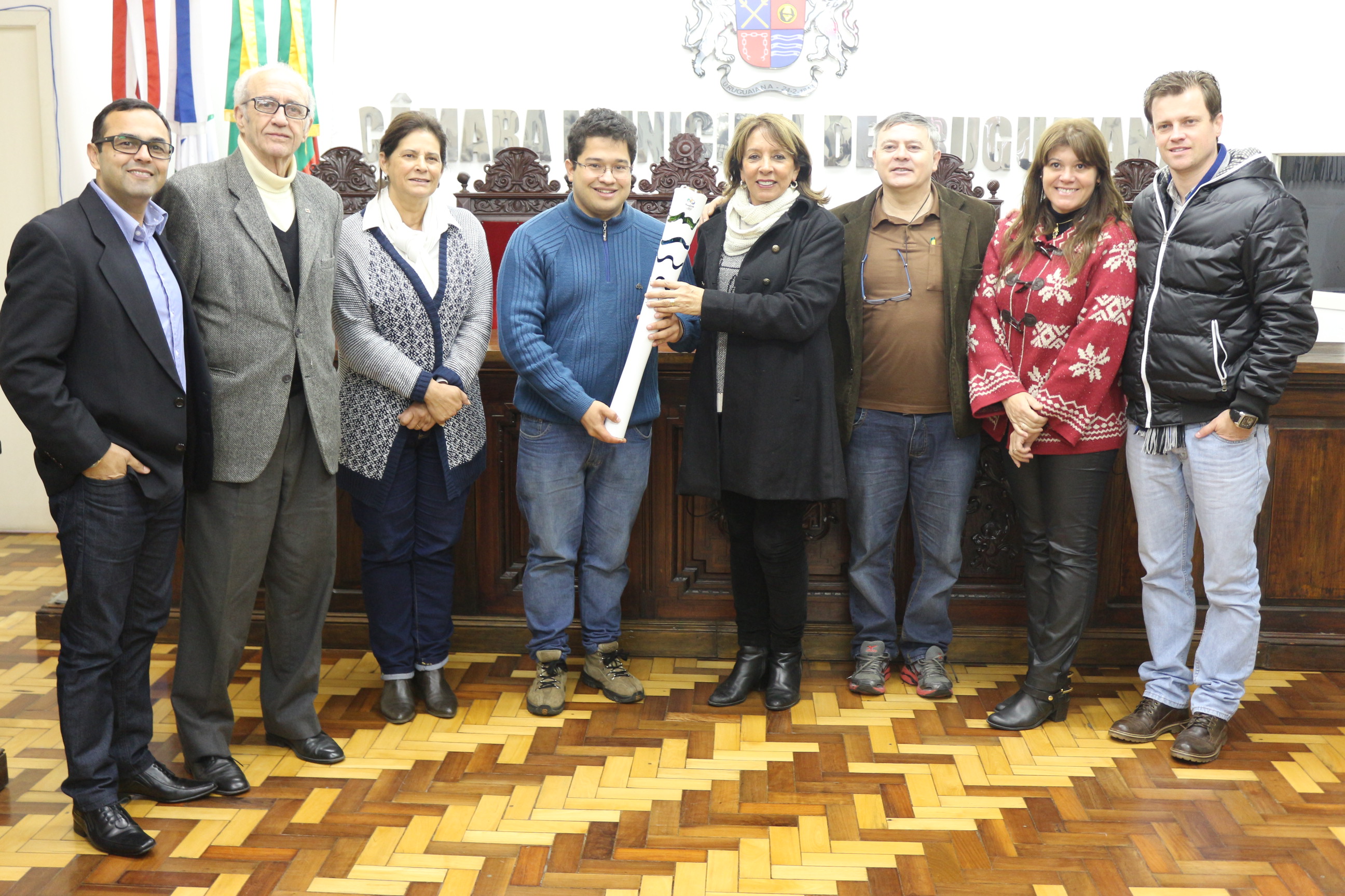 Uruguaianense condutor da Tocha Olímpica visita Câmara 